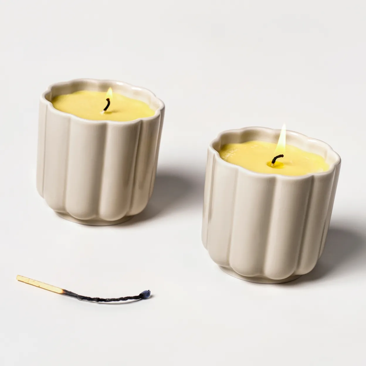 Ljus i keramikform rund beige-gul